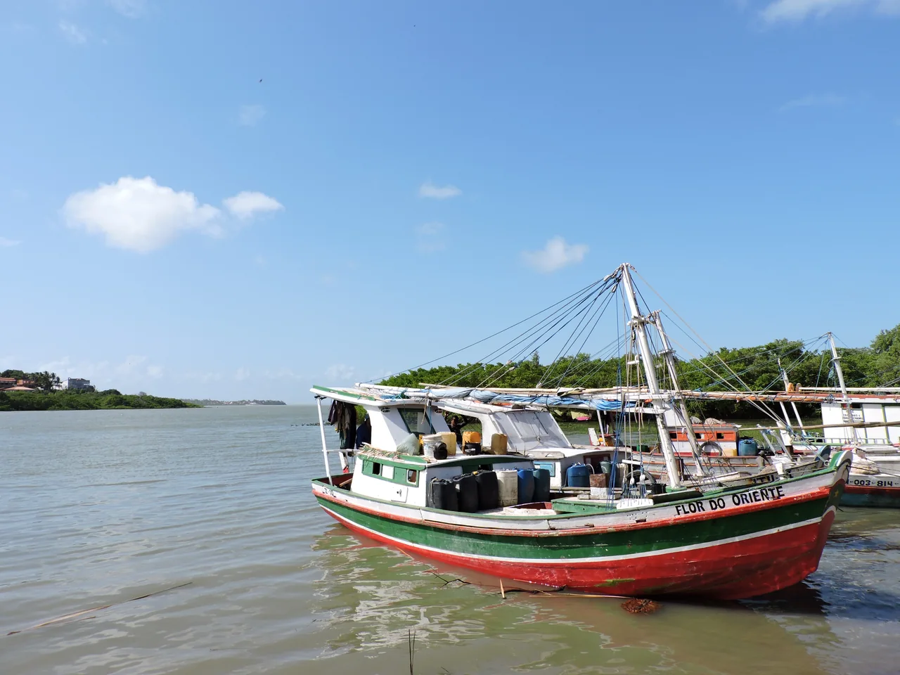 Embarcação de pesca nas águas do rio Bacanga, em São Luís