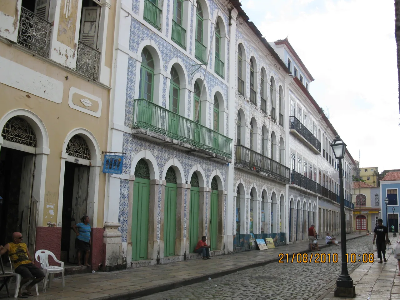Rua do Centro Histórico de São Luís com casarões coloniais coloridos