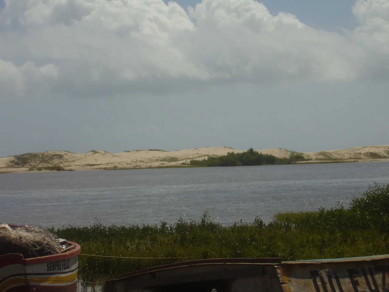 Dunas, vegetação costeira e embarcações em Raposa, Maranhão