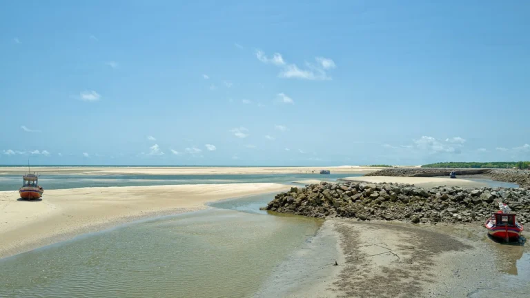 Embarcações, canais de maré e bancos de areia em Raposa, Maranhão