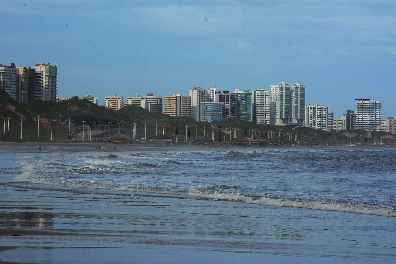 Praia do Calhau com faixa de areia e mar em São Luís